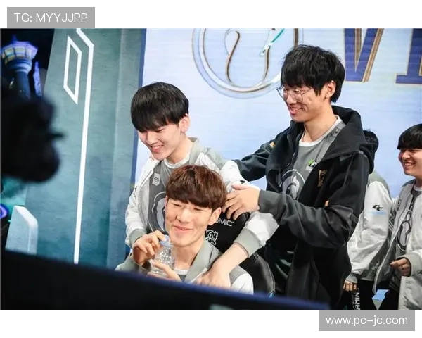 全明星后台老友重逢,TheShy、Rookie与JackeyLove合影留念 全明星后台老友重逢,TheShy、Rookie与JackeyLove合影留念